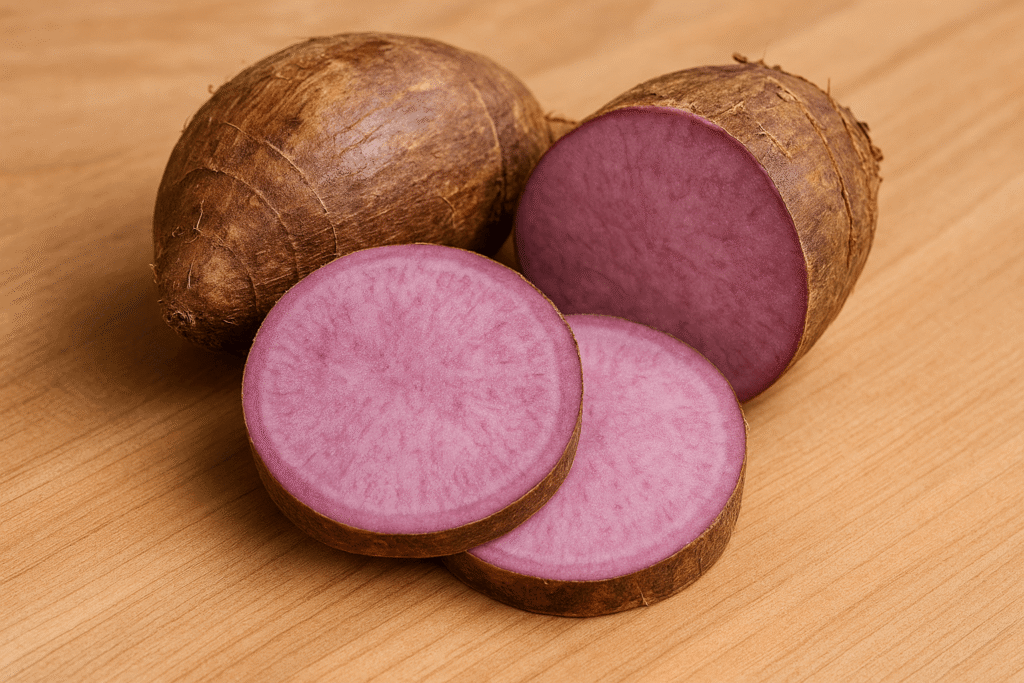 Malanga lila ecuatoriana, tubérculo tropical de pulpa morada ideal para exportación y gastronomía internacional / Ecuadorian purple malanga root, tropical tuber with violet flesh ideal for export and international cuisine