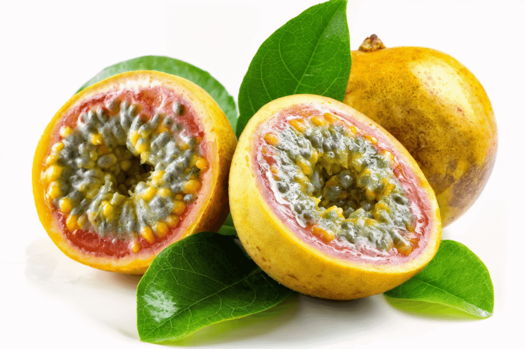 Maracuyá ecuatoriana (passion fruit), fruta tropical de pulpa aromática rica en antioxidantes / Ecuadorian passion fruit (maracuyá), tropical fruit with aromatic pulp rich in antioxidants