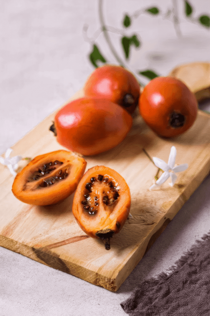 Tomate de árbol ecuatoriano (tamarillo), fruta tropical ovalada con pulpa jugosa ideal para exportación / Ecuadorian tree tomato (tamarillo), oval tropical fruit with juicy pulp ideal for export